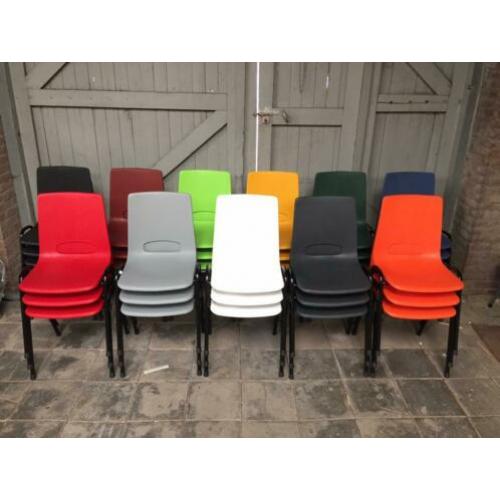 Nieuwe kantinestoelen voor o.a. Basketbalvereniging
