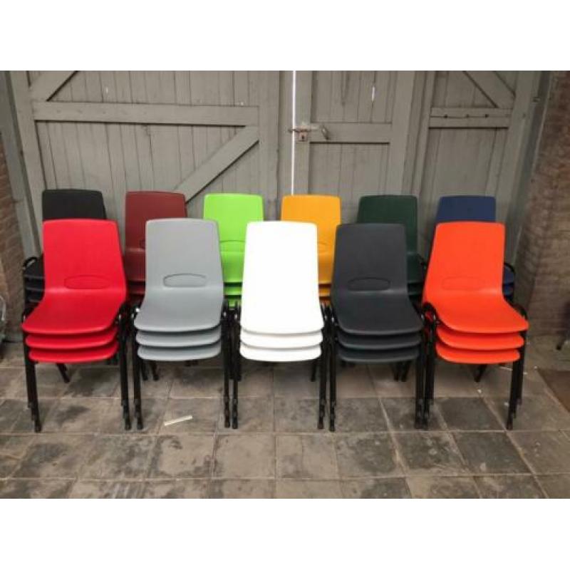 Nieuwe kantinestoelen voor o.a. Basketbalvereniging