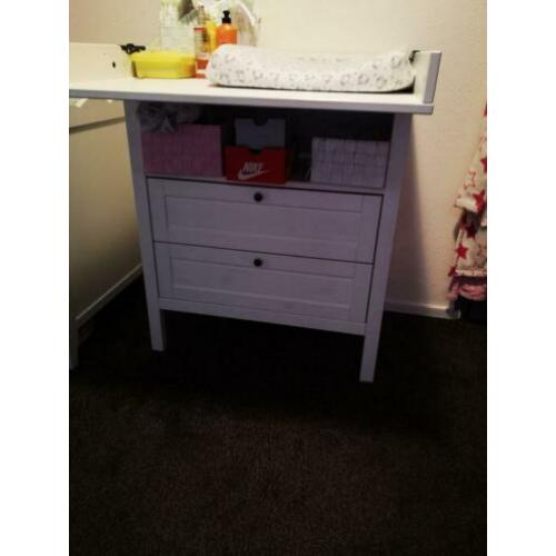 Commode met babybedje