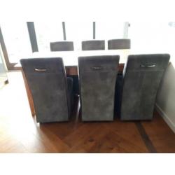 Eetkamertafel + evt. 6 eetkamerstoelen