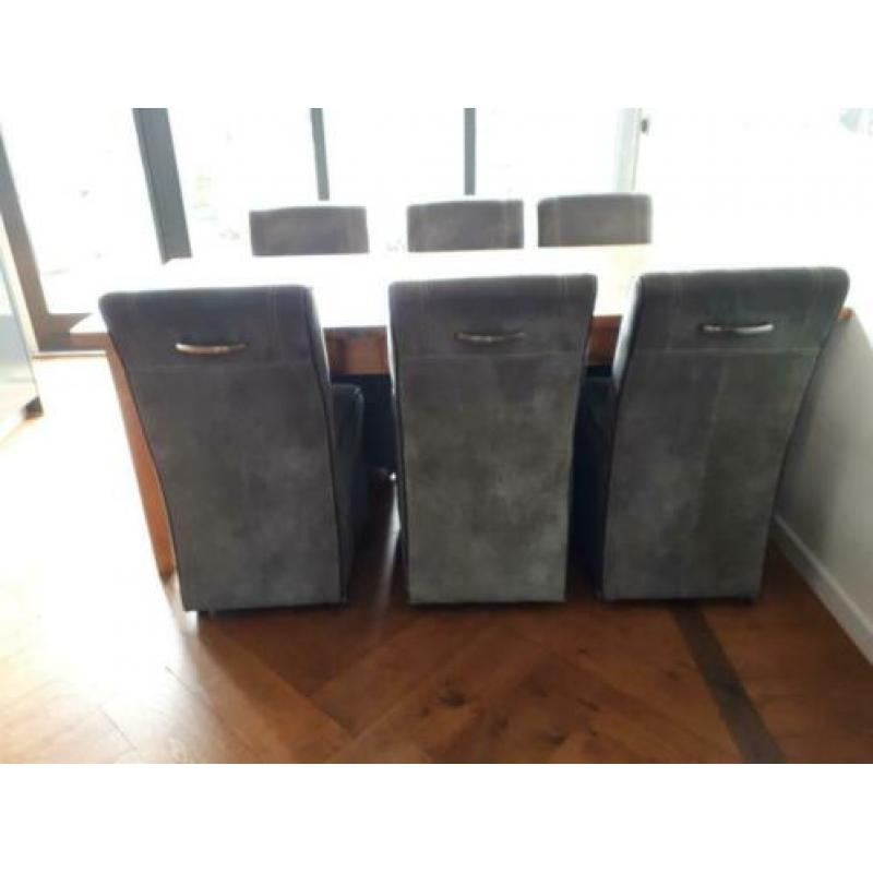 Eetkamertafel + evt. 6 eetkamerstoelen