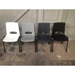 Nieuwe kantinestoelen voor o.a. Basketbalvereniging
