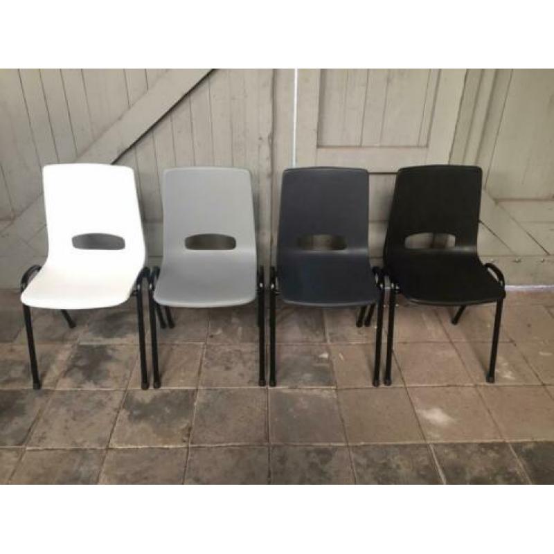 Nieuwe kantinestoelen voor o.a. Basketbalvereniging
