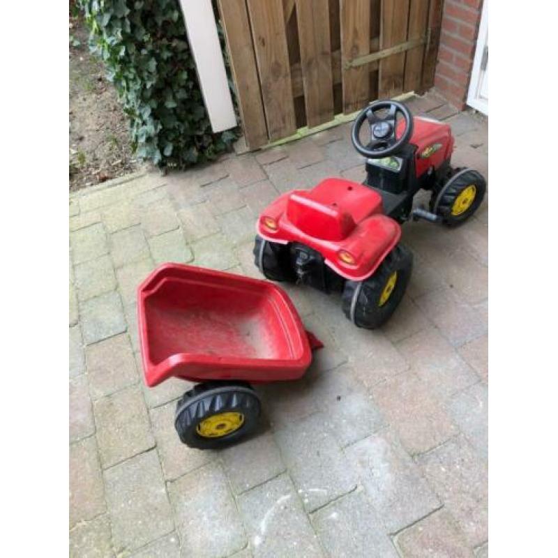 Rode tractor met kiepwagen