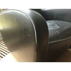 Twee robuuste leren kuipstoelen