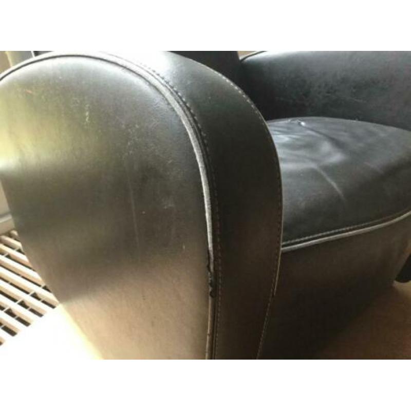 Twee robuuste leren kuipstoelen