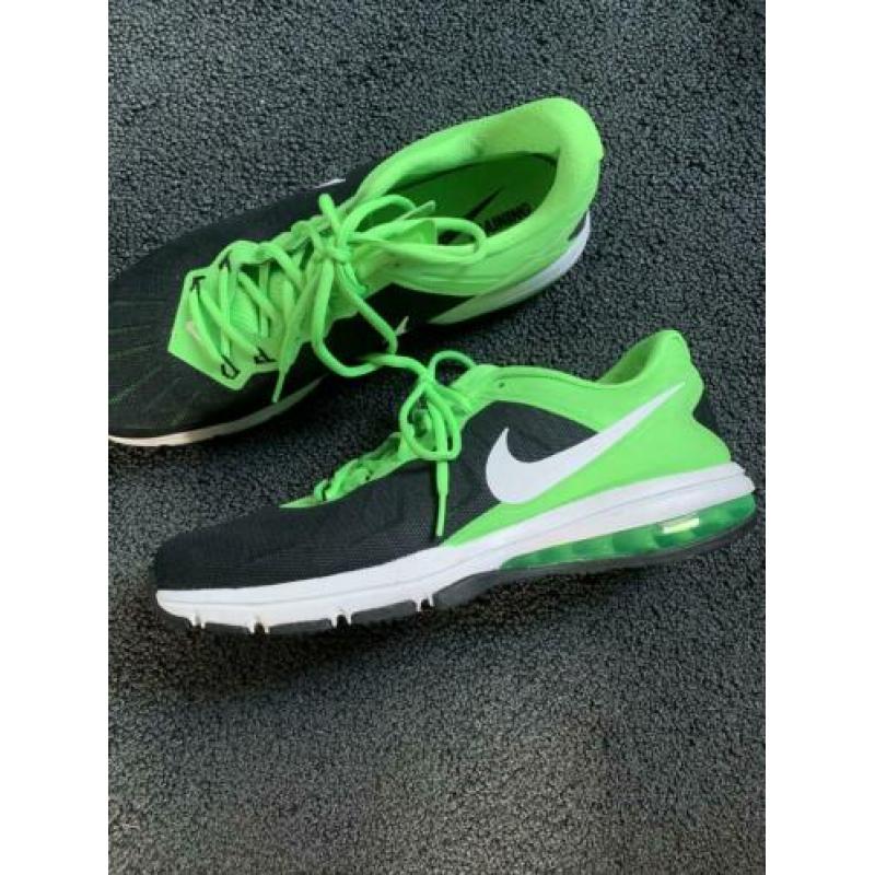 Nike sneaker en Asics hardloopschoenen