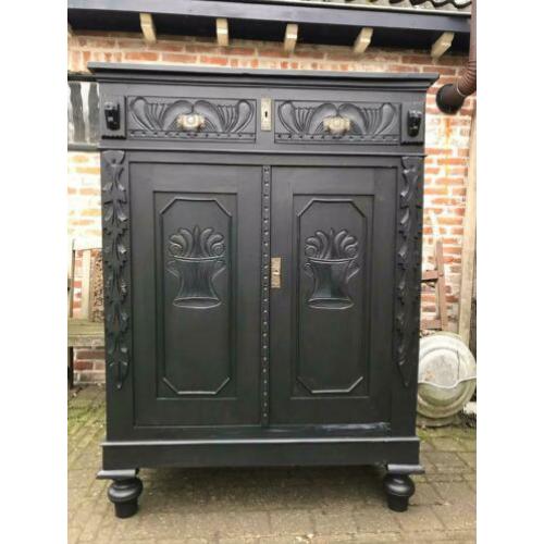 Oude kast linnenkast meidenkast