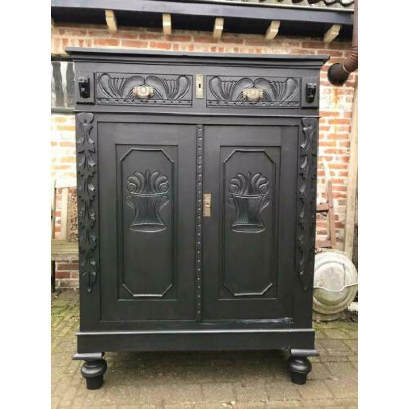 Oude kast linnenkast meidenkast