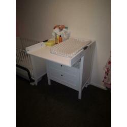 Commode met babybedje