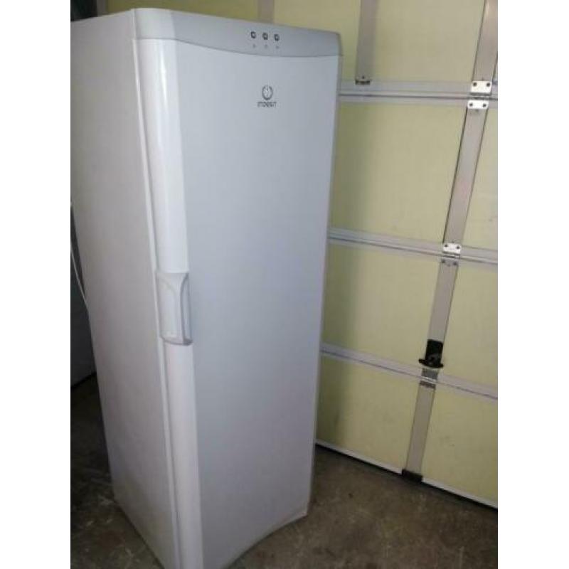 Indesit A-klasse laden vrieskast in goede staat doet goed .