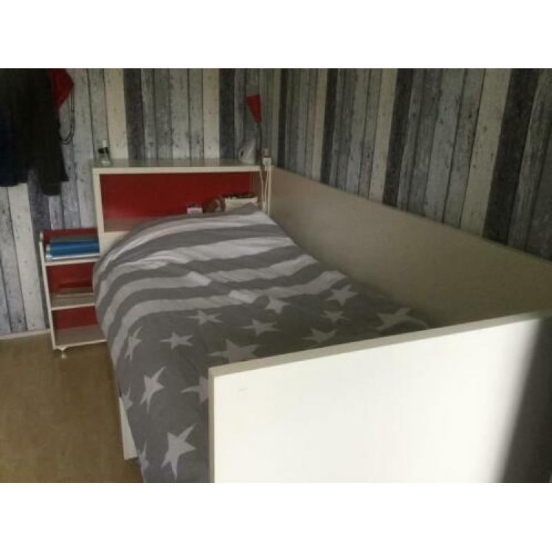 Ikea bed , met 2 lades en hoofdbord&kast. Matras gratis