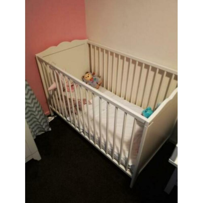 Commode met babybedje