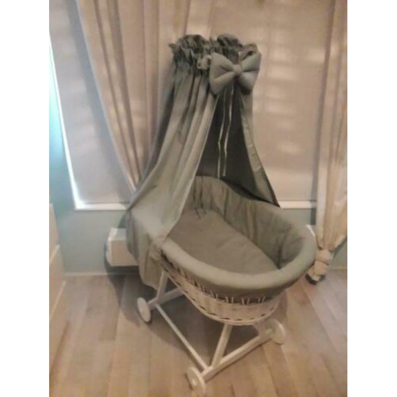 Unieke Babywieg rotan compleet met hemel !nieuw!