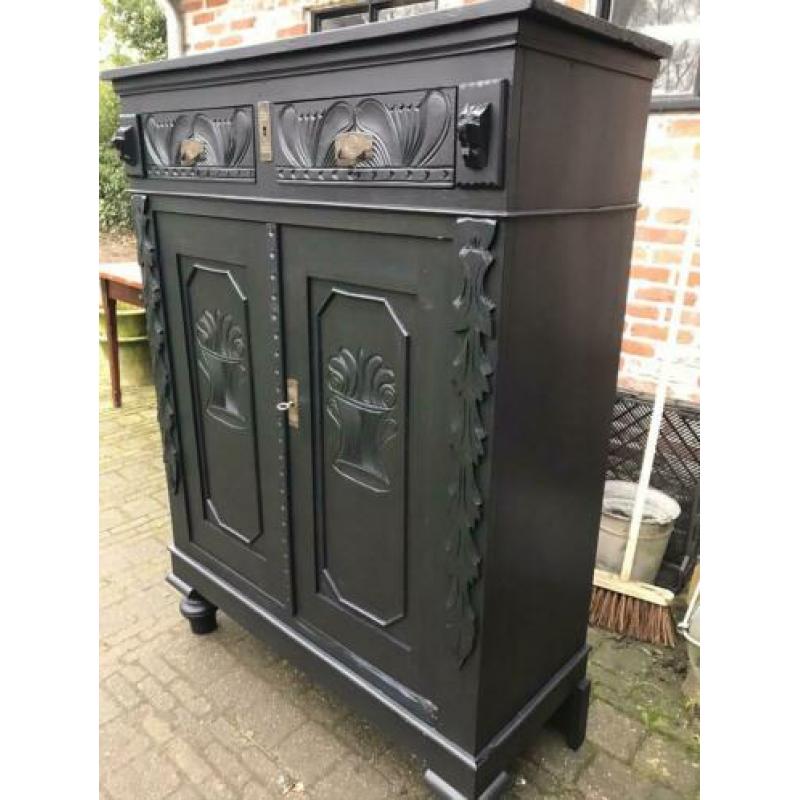 Oude kast linnenkast meidenkast