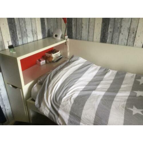 Ikea bed , met 2 lades en hoofdbord&kast. Matras gratis