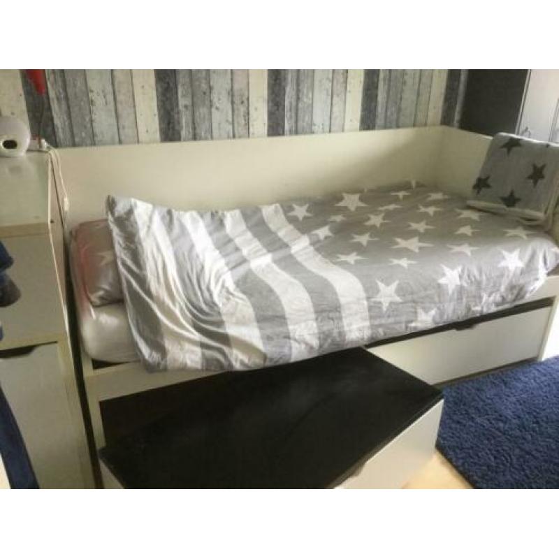 Ikea bed , met 2 lades en hoofdbord&kast. Matras gratis