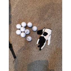 Golfkar met 5 clubs, 9 ballen, rechter handschoen