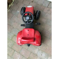 Rode tractor met kiepwagen