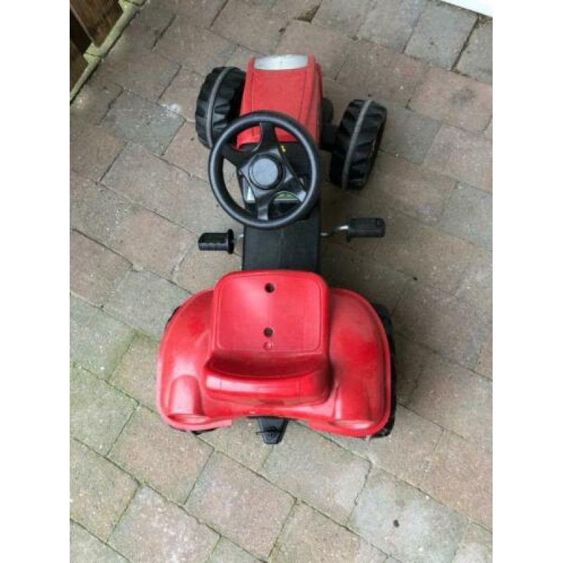 Rode tractor met kiepwagen