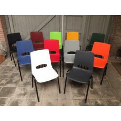 Nieuwe kantinestoelen voor o.a. Basketbalvereniging