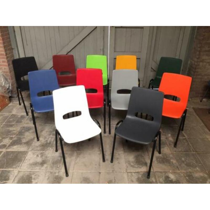 Nieuwe kantinestoelen voor o.a. Basketbalvereniging