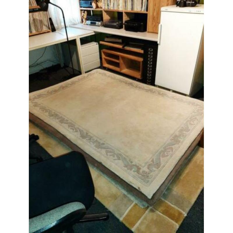 Nieuw wollen handgeknoopt beige karpet.