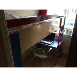 houten hoogslaper en bureau in 1