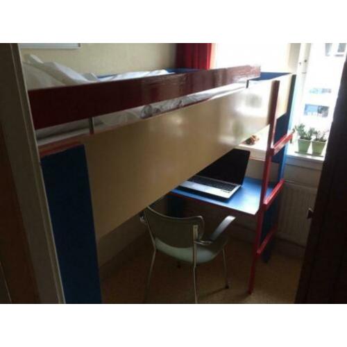 houten hoogslaper en bureau in 1