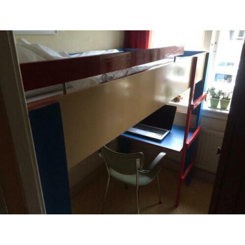 houten hoogslaper en bureau in 1