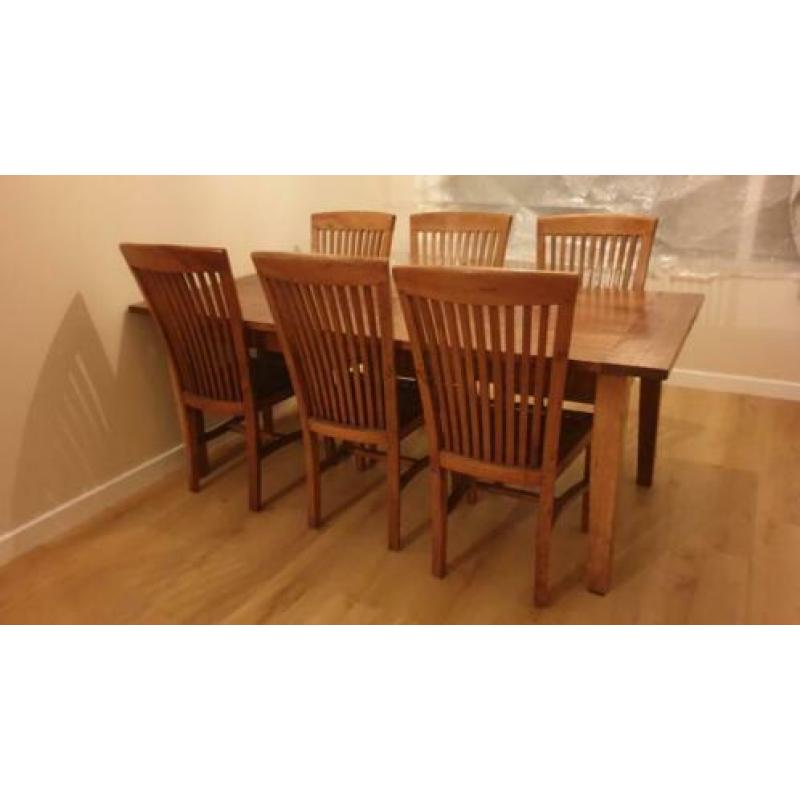 Teakhouten eettafel met 6 bijpassende stoelen