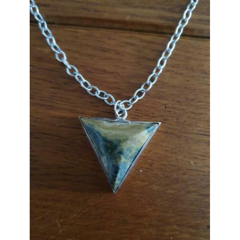 Zilveren (835) hanger met driehoek (edel)steen + 925 ketting