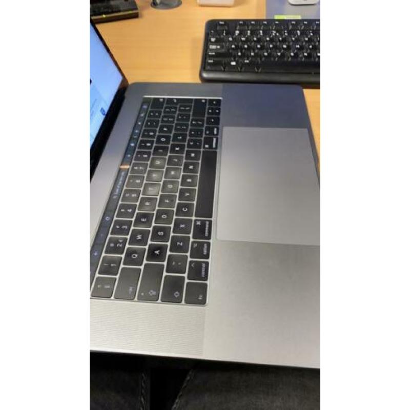 Macbook pro 15 / 2017 / 16GB / radeon 555 / I7 / touchbar