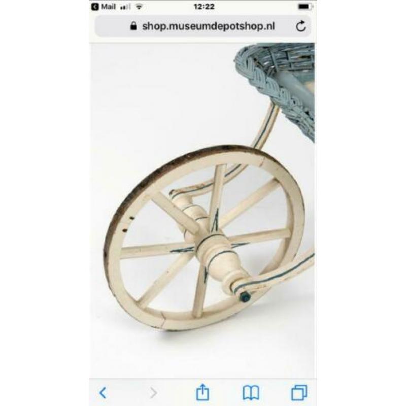 Rieten kinderwagen uit 1880