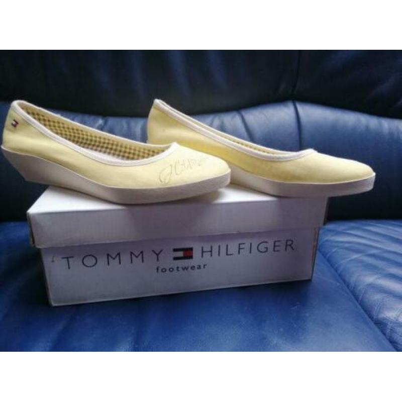 New Hilfiger Ladies 39 lemon pumps