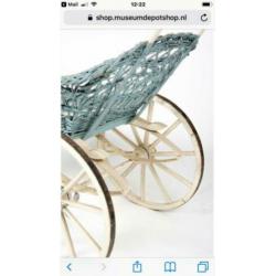 Rieten kinderwagen uit 1880