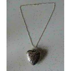 zilverkleurige ketting met bewerkt hart 40 mm