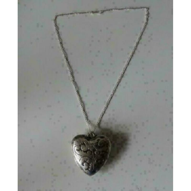 zilverkleurige ketting met bewerkt hart 40 mm