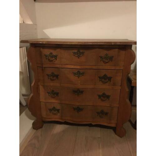 Klassiek brocante buikkastje