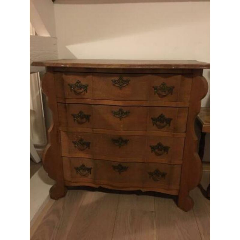 Klassiek brocante buikkastje