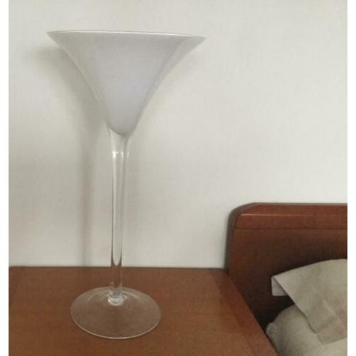 Hoog sierglas op voet, hoogte 50 cm.