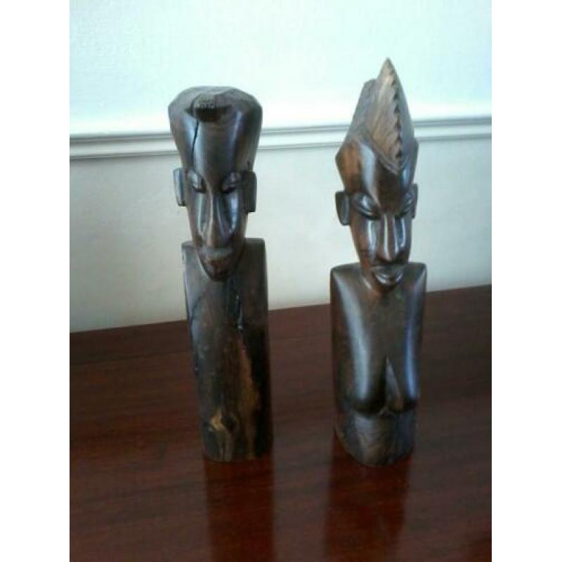 Twee afrikaanse beeldjes, man en vrouw