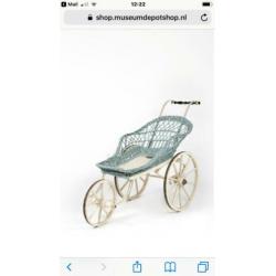Rieten kinderwagen uit 1880