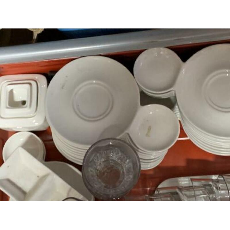 Roomwit servies (grote voorraad) voor huwelijk of partijen