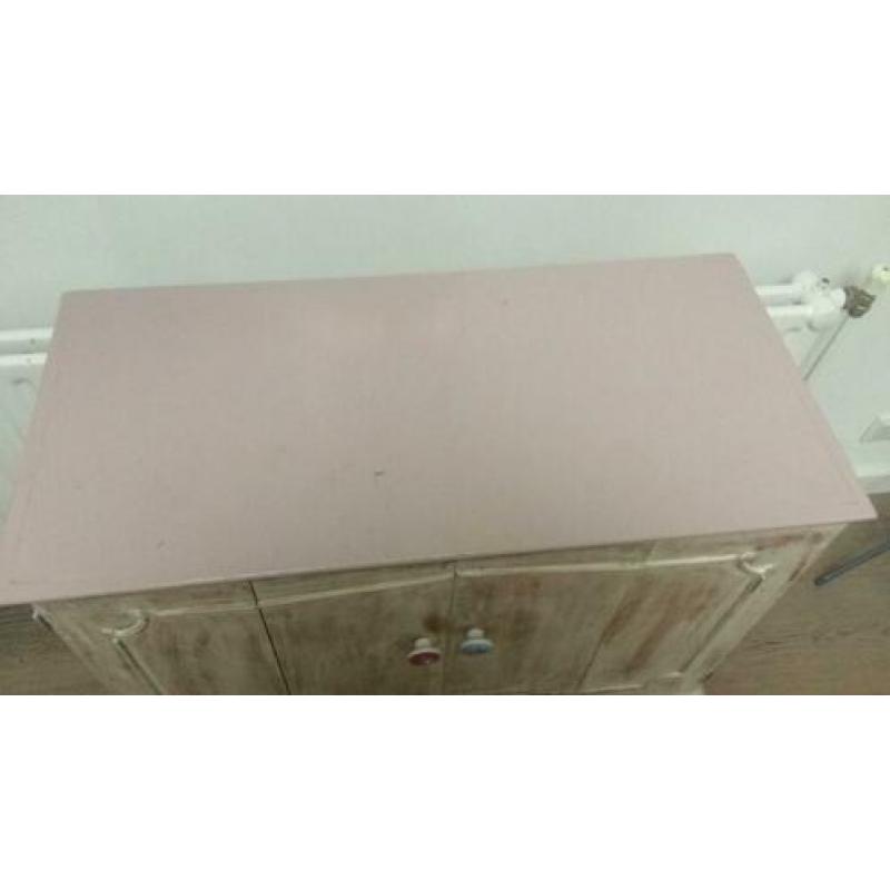 Oud kastje roze voor meisjes kamer