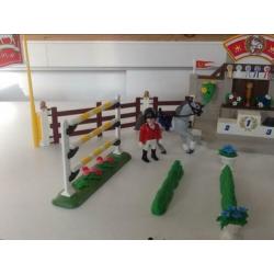 Paarden jumping voor bij de manege van playmobil nr. 5224