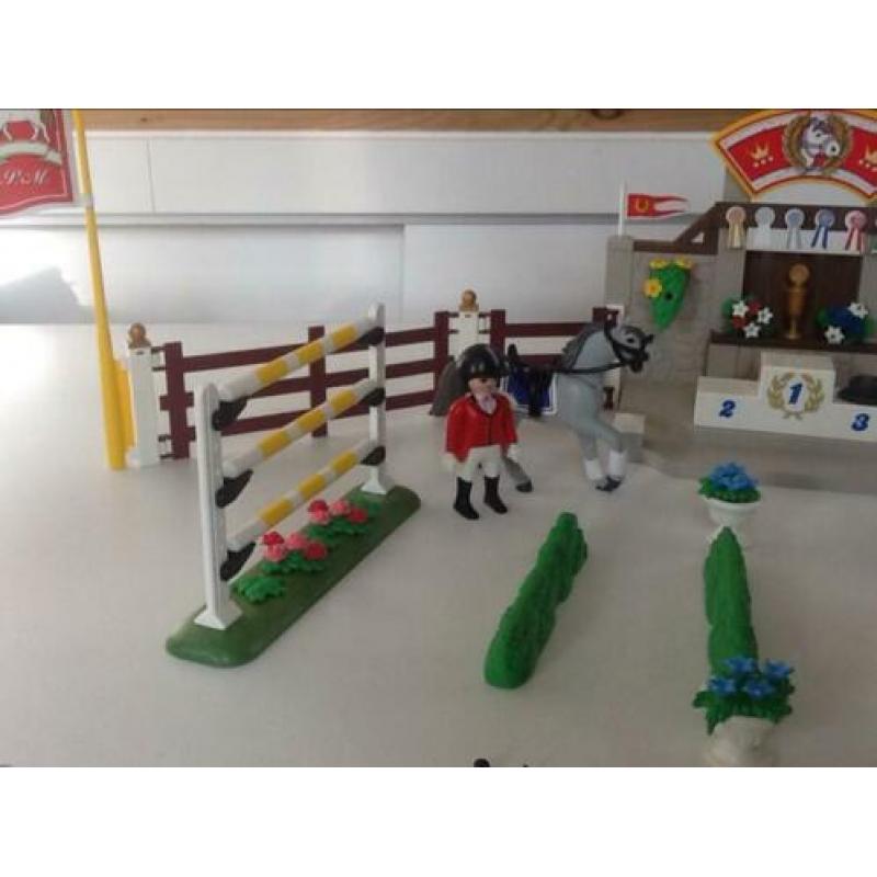 Paarden jumping voor bij de manege van playmobil nr. 5224