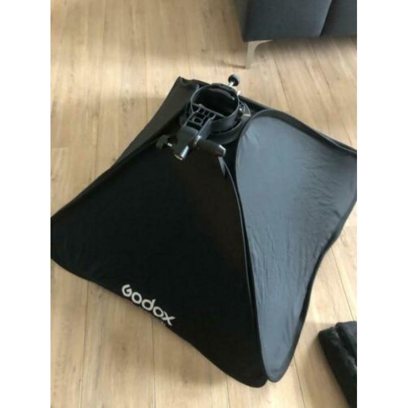 Godox s-type bracket + softbox 80x80cm + grid