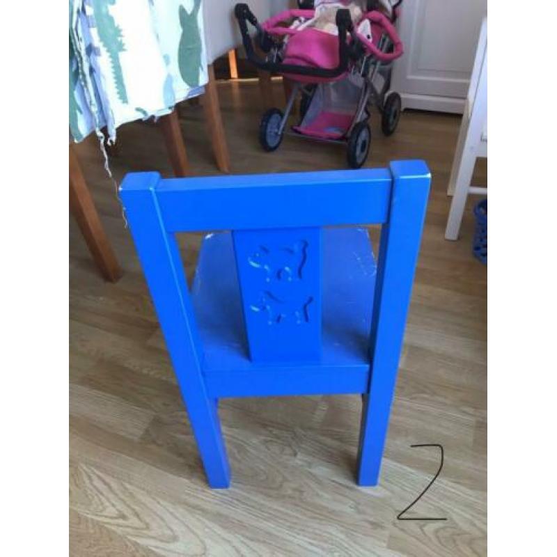 2 blauwe stoeltjes