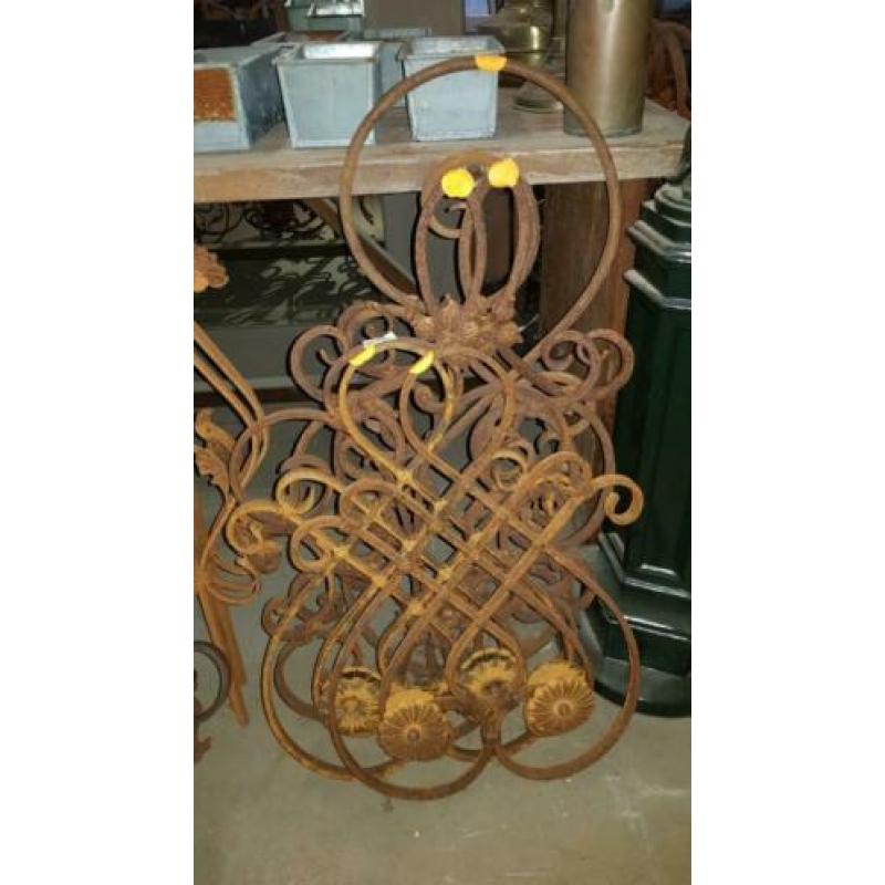 Diverse gietijzeren ornamenten